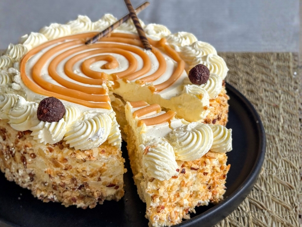 Hazelnootschuim karamel taartje